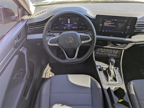 Used 2025 Volkswagen Jetta SE image 14