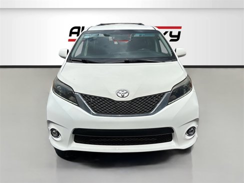 Used 2017 Toyota Sienna SE image 2