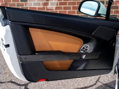 Used 2015 Aston Martin V8 Vantage Roadster image 9