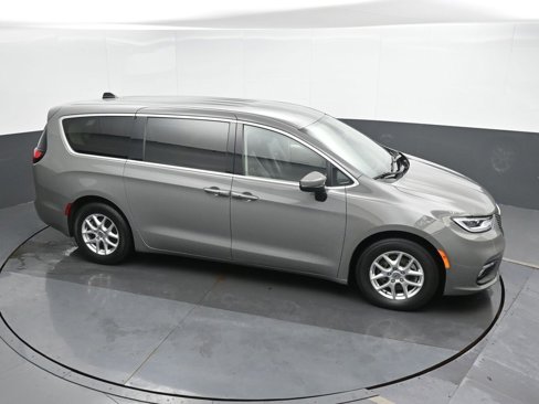 Used 2023 Chrysler Pacifica Touring-L image 40