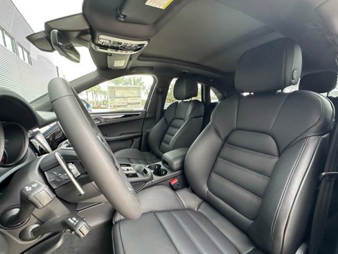 Used 2025 Porsche Macan image 5