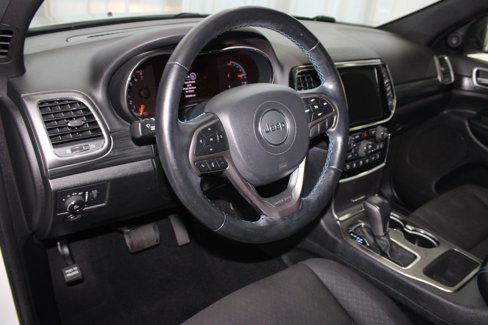 Used 2020 Jeep Grand Cherokee Laredo image 4