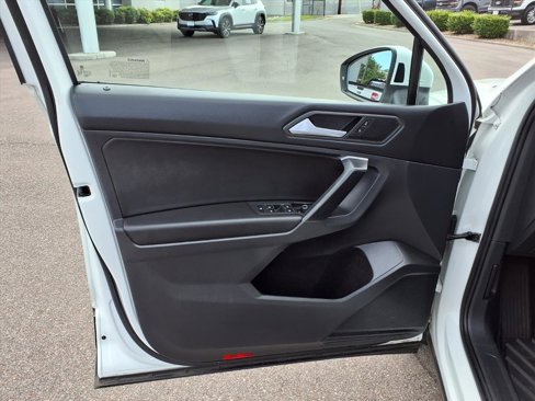 Used 2021 Volkswagen Tiguan SE image 8