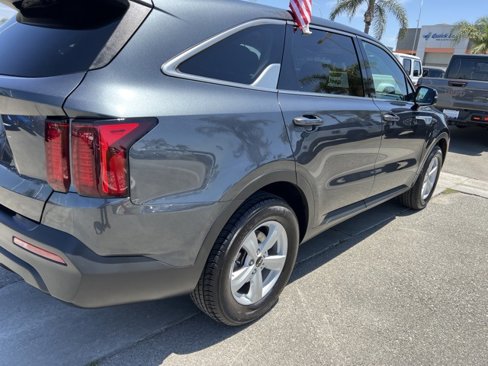 Used 2023 Kia Sorento LX image 12