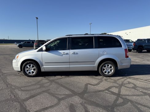 Used 2010 Chrysler Town & Country Touring image 5