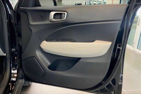 Used 2023 Hyundai Venue SEL image 21