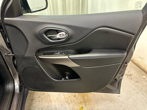 Used 2019 Jeep Cherokee Latitude Plus w/ Cold Weather Group image 27