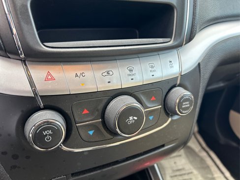 Used 2018 Dodge Journey SE image 22