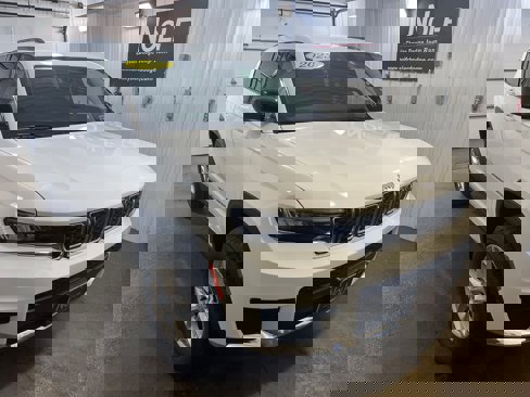 Used 2023 Jeep Grand Cherokee L Laredo image 2