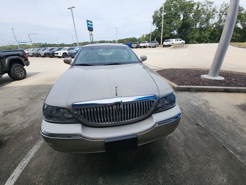 Used 2010 Lincoln Town Car Signature Limited image 11