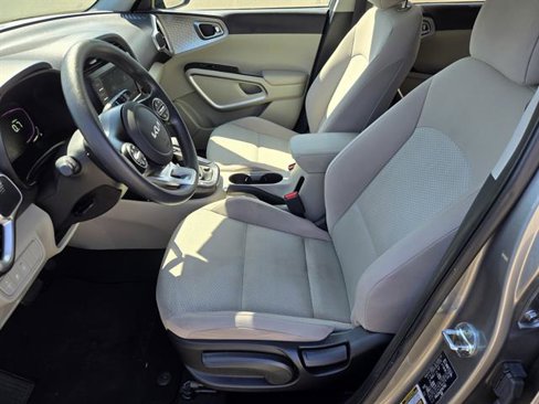 Used 2023 Kia Soul LX w/ LX Technology Package image 14