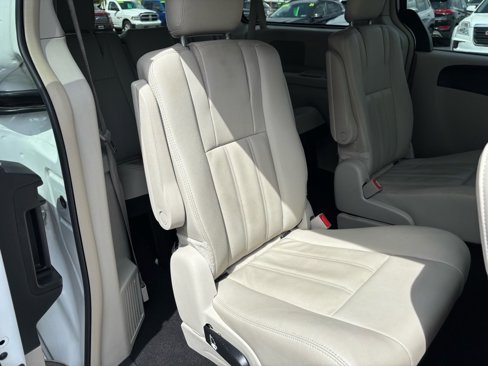 Used 2016 Chrysler Town & Country Touring image 22
