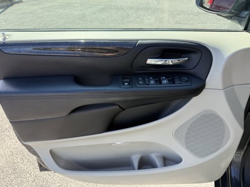 Used 2016 Dodge Grand Caravan SXT image 22