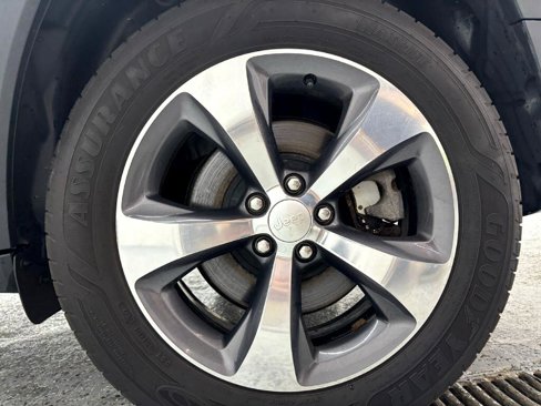 Used 2019 Jeep Cherokee Limited image 32