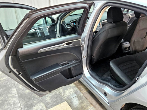 Used 2020 Ford Fusion SE image 11