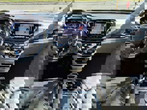 Used 2023 Chrysler Pacifica Touring-L image 11