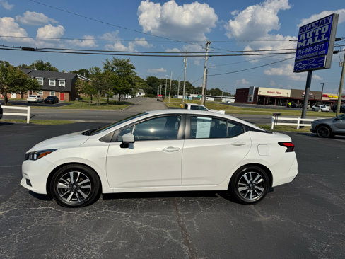 Used 2022 Nissan Versa SV image 2