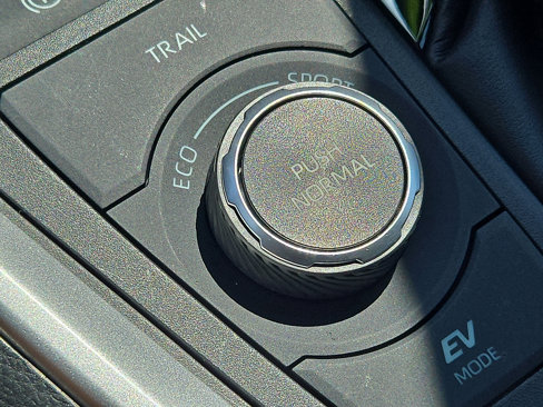 Used 2022 Toyota RAV4 LE image 23