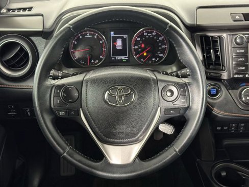 Used 2018 Toyota RAV4 SE image 12