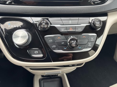 Used 2017 Chrysler Pacifica Touring image 21