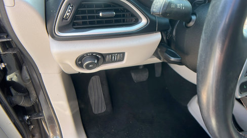Used 2017 Chrysler Pacifica Touring-L image 25
