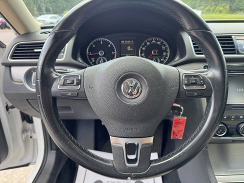 Used 2015 Volkswagen Passat TDI SE image 4