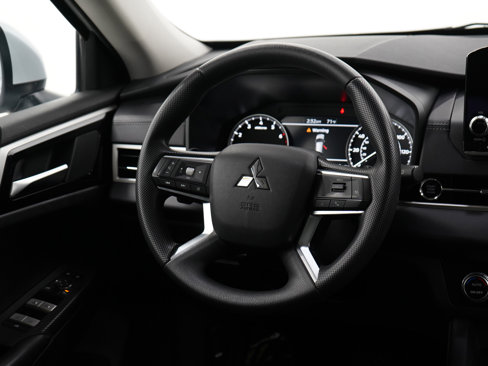 Used 2024 Mitsubishi Outlander ES image 14