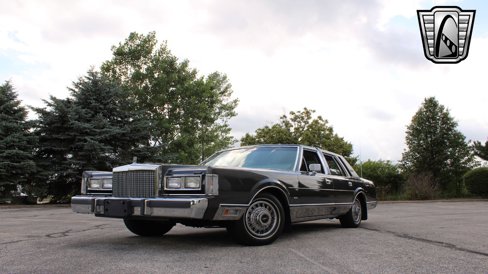 Used 1986 Lincoln Town Car image 2