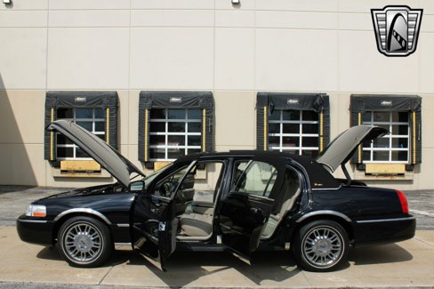 Used 2006 Lincoln Town Car Designer Series image 26