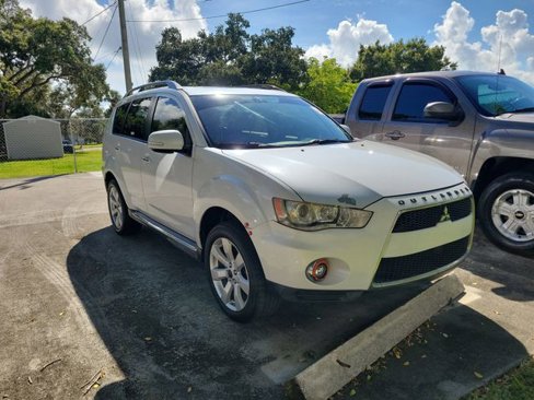 Used 2010 Mitsubishi Outlander XLS image 1