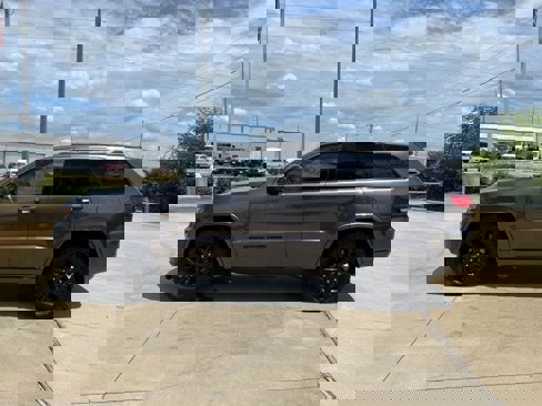 Used 2021 Jeep Grand Cherokee Laredo X image 2