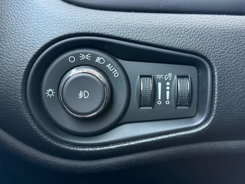 Used 2018 Jeep Renegade Latitude w/ Advanced Technology Group image 20