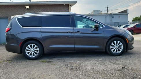 Used 2019 Chrysler Pacifica Touring-L image 7