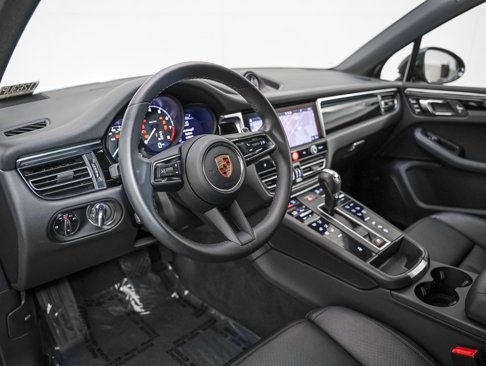 Certified 2023 Porsche Macan image 4