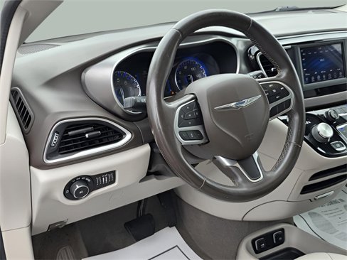 Used 2018 Chrysler Pacifica Touring-L image 19