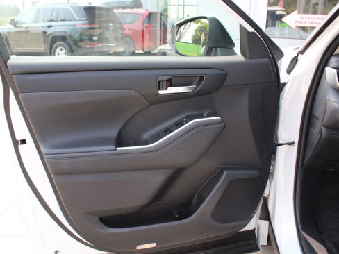 Used 2022 Toyota Highlander XLE image 9