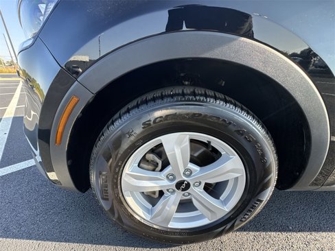 Used 2023 Kia Sorento LX image 10