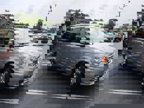 Used 2014 Chrysler Town & Country Touring image 3