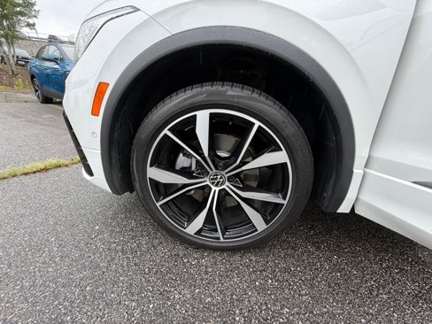 Certified 2022 Volkswagen Tiguan SEL R-Line image 30