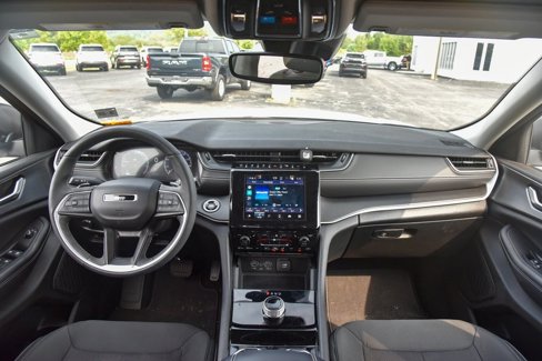 Certified 2023 Jeep Grand Cherokee Laredo w/ Luxury Tech Group I image 17