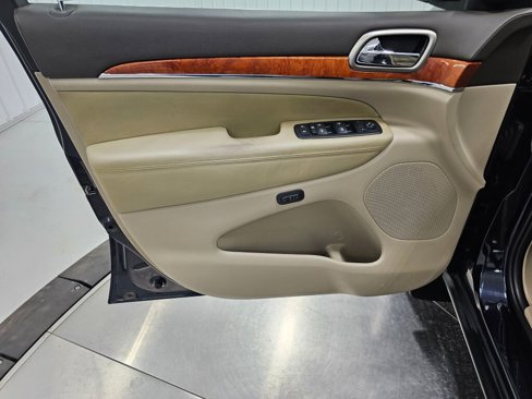 Used 2011 Jeep Grand Cherokee Overland image 23