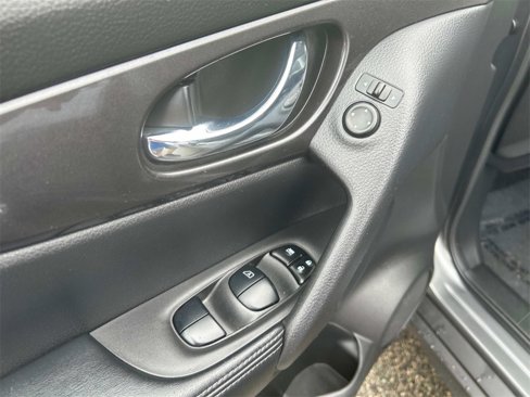 Used 2020 Nissan Rogue SV image 22