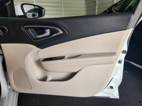 Used 2017 Chrysler 200 Limited Platinum image 35