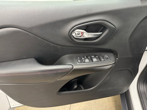Used 2019 Jeep Cherokee Trailhawk image 19