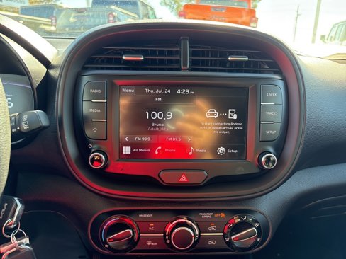 Used 2023 Kia Soul LX w/ LX Technology Package image 32