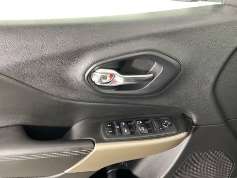 Used 2018 Jeep Cherokee Limited image 15