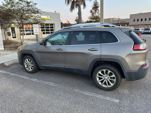 Used 2019 Jeep Cherokee Latitude w/ Popular Appearance Group image 4