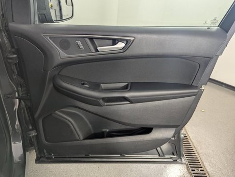 Used 2018 Ford Edge SE image 28