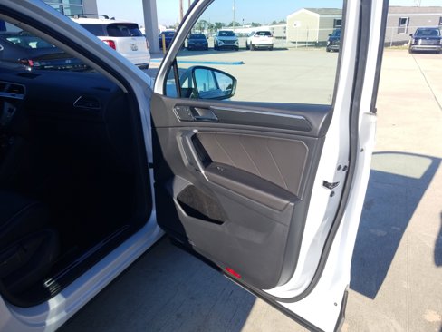 Used 2018 Volkswagen Tiguan SEL Premium image 15