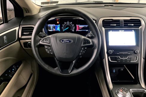 Used 2017 Ford Fusion SE w/ Fusion SE Technology Package image 6